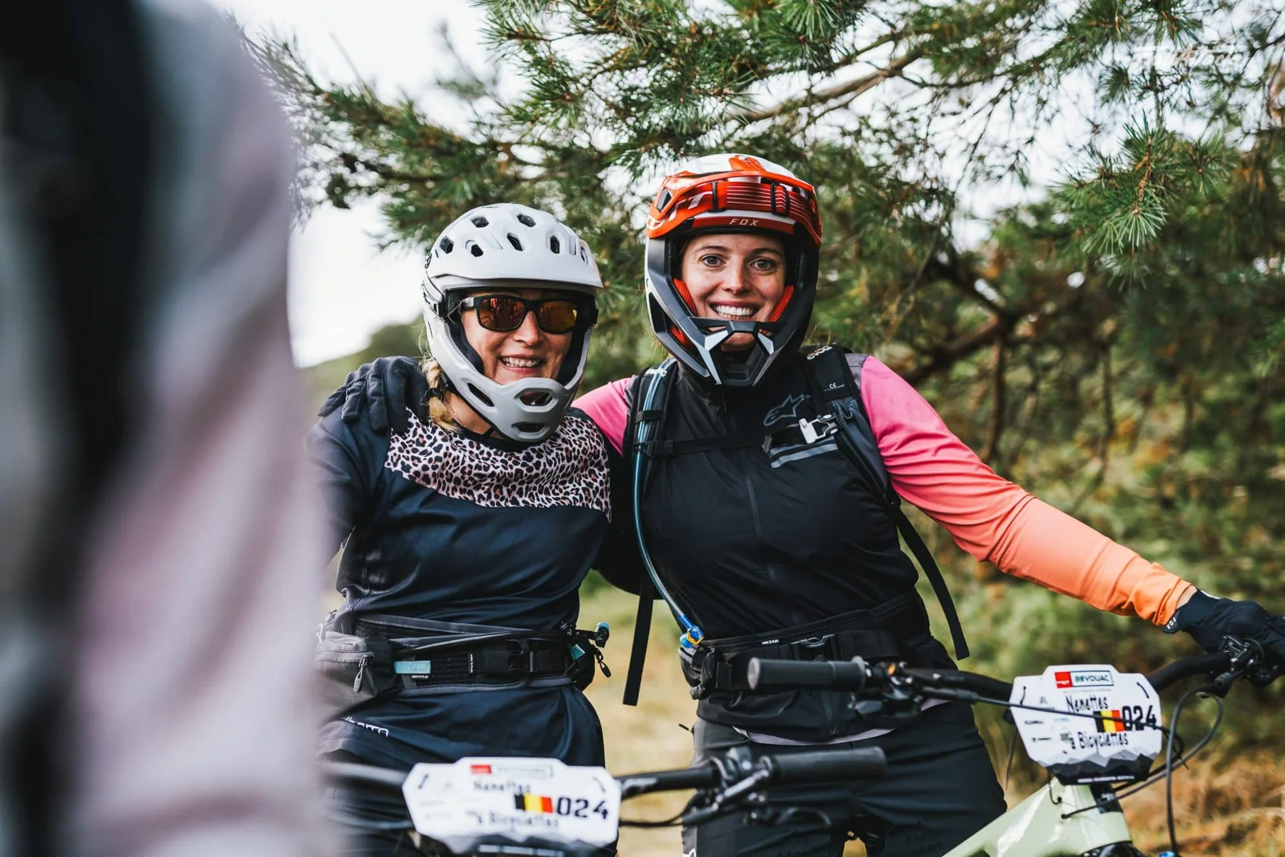 Deux participantes à VTT — BiiVOUAC 2023, archives FullAttack.