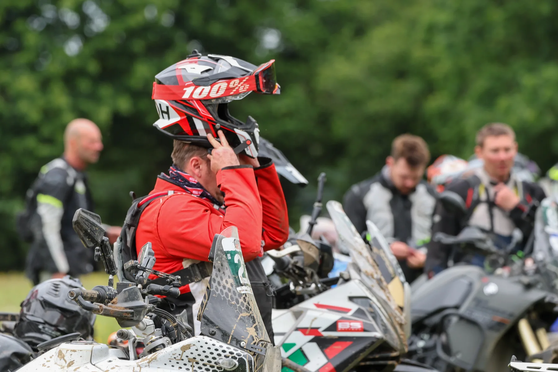 Un participant et sa moto — Paris-Brest 2026.